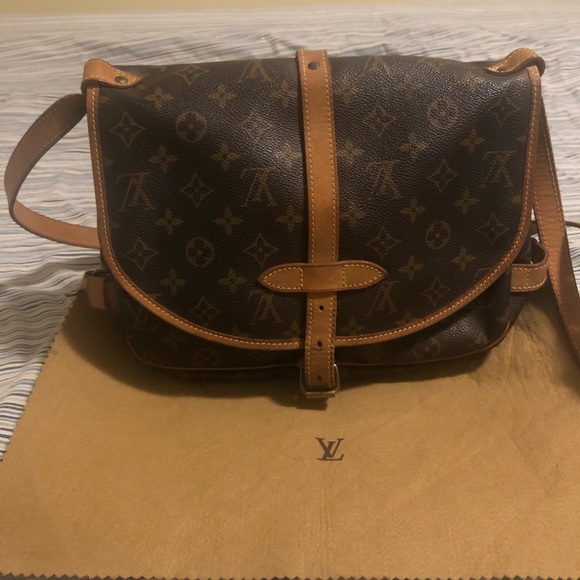 LV Saumur crossbody - Picture 3 of 12